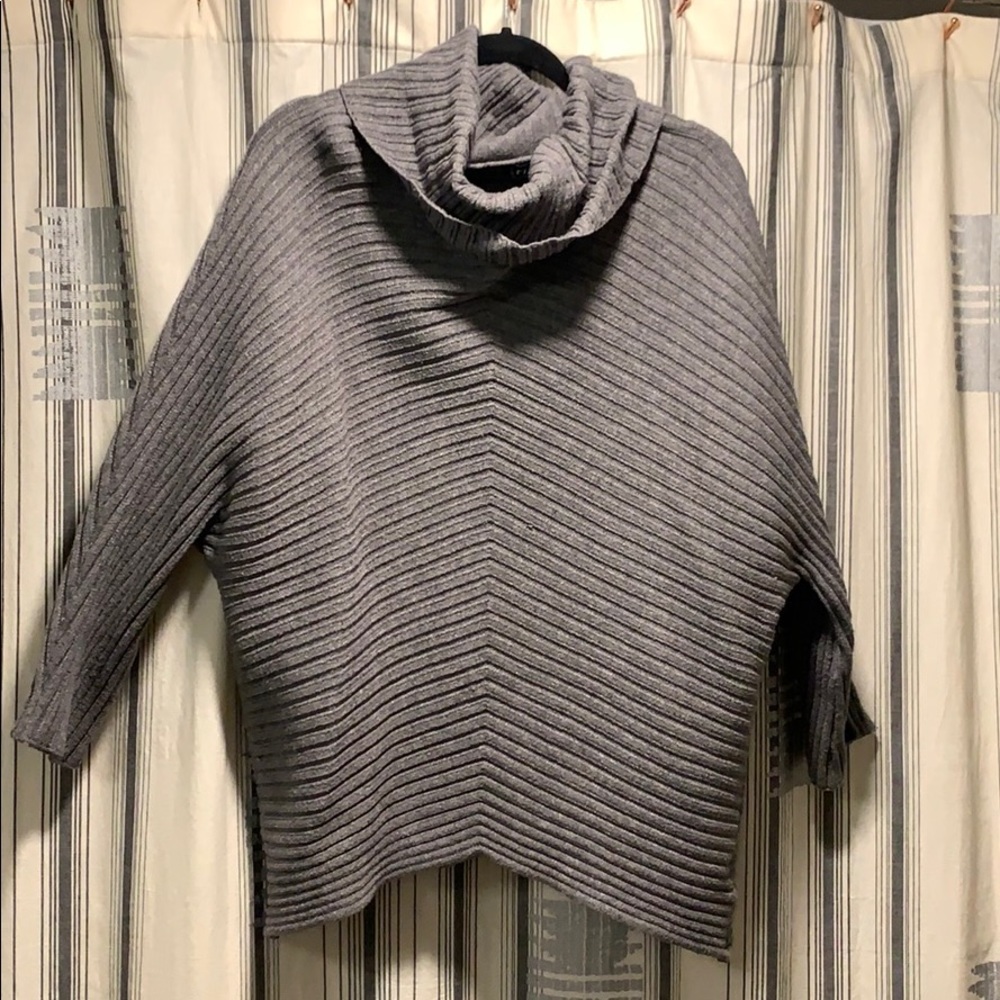 Thick grey sweater, classy cut